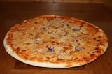 38cm Pizza affumicato – rajčata, mozzarella, pancetta, cibule, česnek