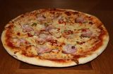 38cm Pizza Siciliana - rajčata, mozzarella, slanina, česnek, cibule, feferonka
