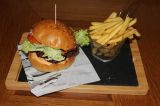 200g Cheeseburger hovězí chuckroll, zauzená majonéza, slanina, cheddar, čerstvá zelenina