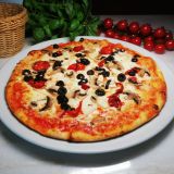 32 cm Pizza Vegetariana - rajčata, mozzarella, cibule, žampiony, feferonka, olivy, česnek