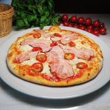 32 cm Pizza Siciliana - rajčata, mozzarella, slanina, česnek, cibule, feferonka